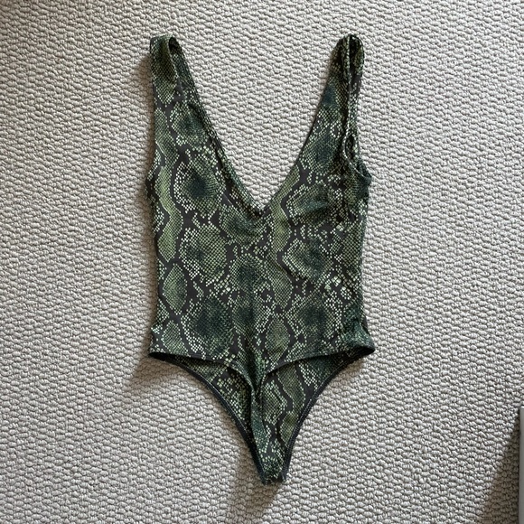 Aritzia babaton seamless v neck bodysuit - Picture 2 of 4